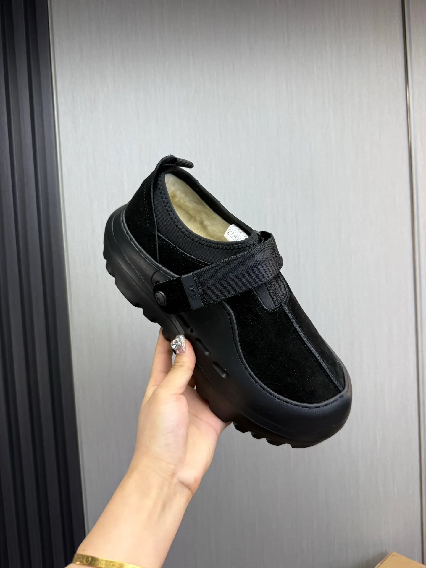 Men's shoes💰580💰Couples💖 New UGG fur integrated men's simple and fashionable snow boots. The most worth buying at the end of this year are warm casual shoes. Whether you are out and about at home, their comfortable and warm performance will be your most suitable fashion companion! The material is cowhide upper and imported wool is used inside. Warm and comfortable! The eva+ rubber patch outsole is cushioned, non-slip and wear-resistant, and has good elasticity. It is light and wear-resistant, comfortable and soft, and the new simple cut is more fashionable. It has both practicality and fashion sense, so you no longer have to worry about how to match it in winter, while still maintaining your fashionable taste. High-quality genuine wool. Look at the details for the material! Size: 35-40-41-42-43-44-44 sneaker size
